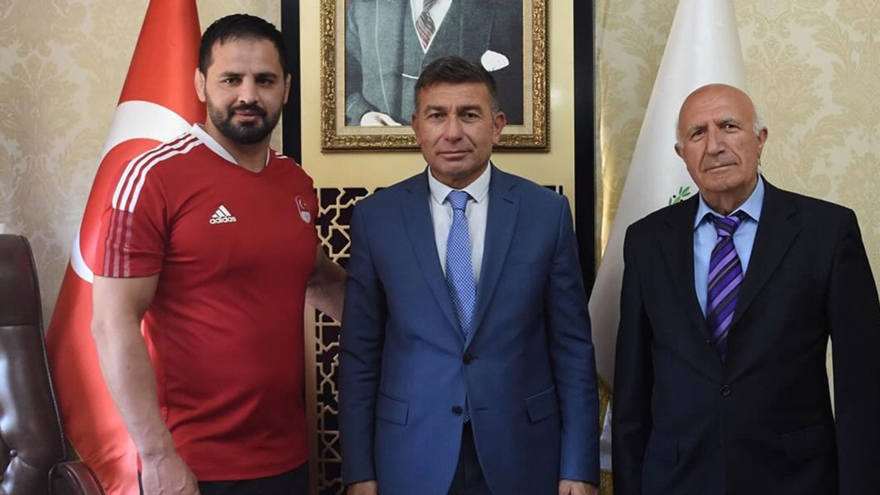 3 yıl üst üste şampiyon olan güreşçi, 3 yıl sonra madalyasına kavuştu: Karaisalı Belediye Başkanı Bekir Şimşek madalyayı verdi