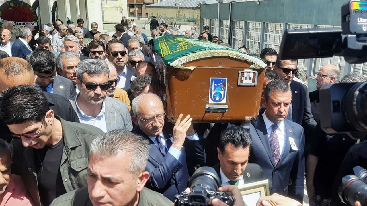 Özel ve Kılıçdaroğlu, Levent Bayraktar'ın tabutuna birlikte omuz verdi