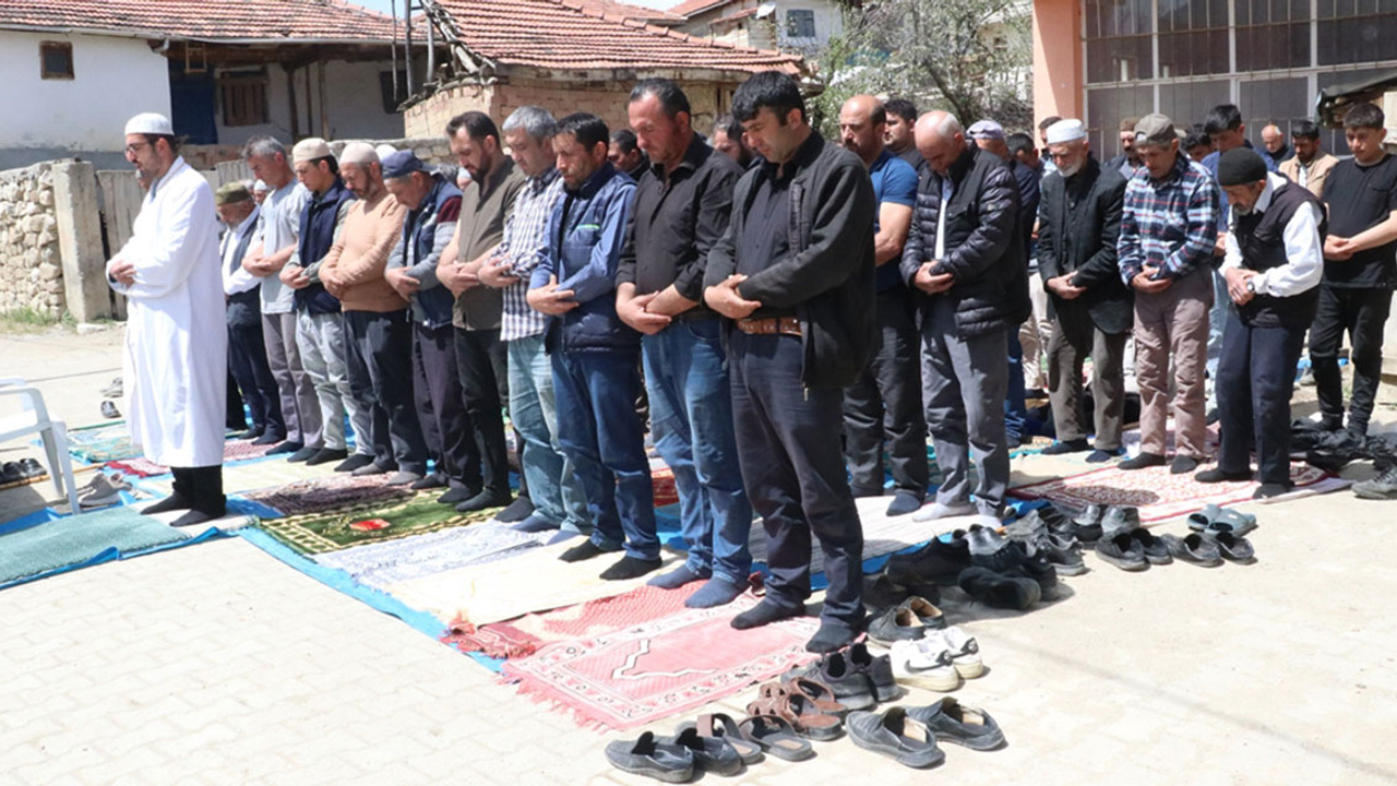 Vali Özkan, Yozgat’ta depremin bilançosunu açıkladı: Cuma namazı açık alanda kılındı