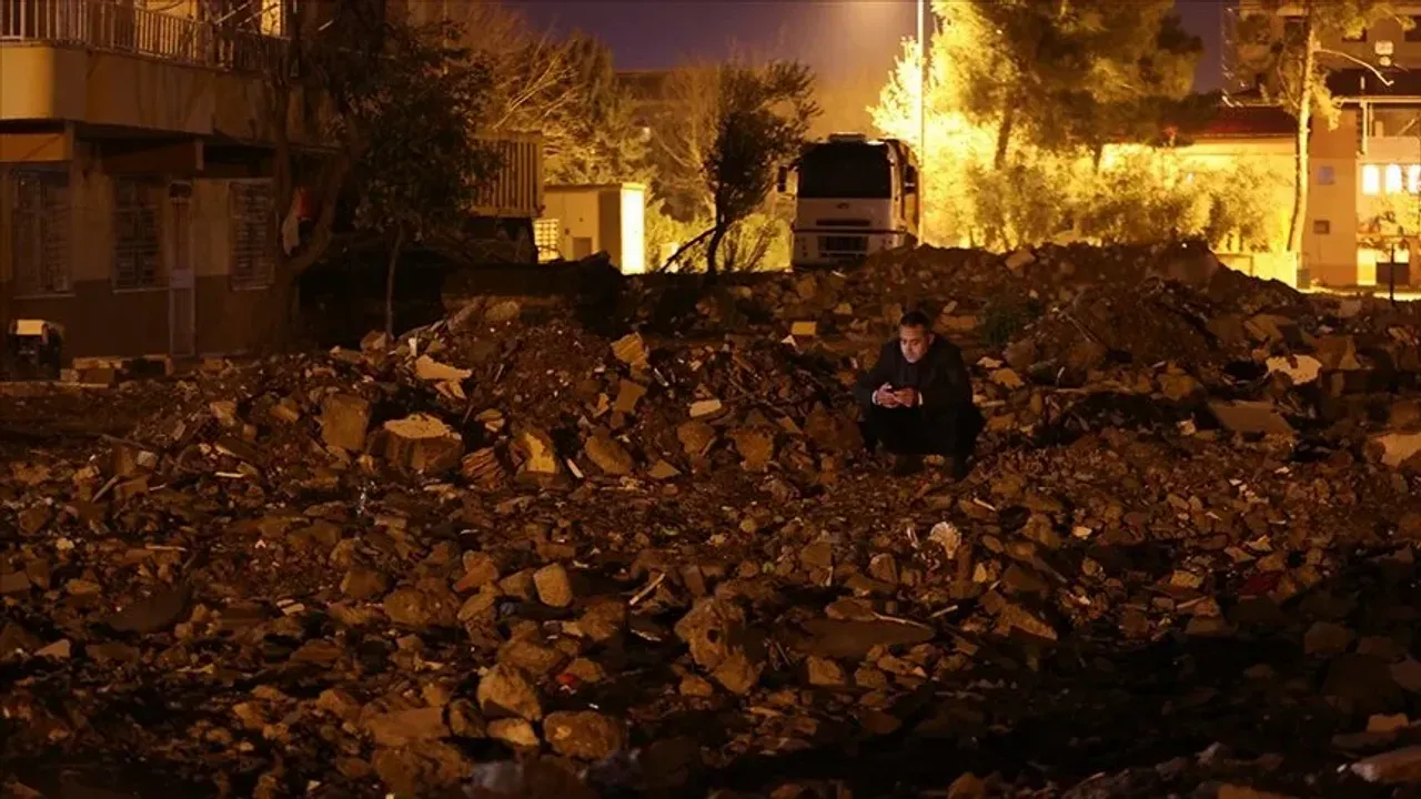 Depremde 186 kişiye mezar olan site kaçak çıktı