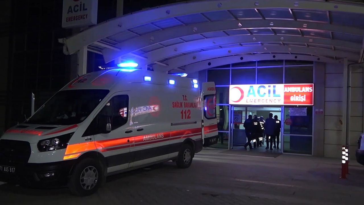 Kırıkkale'de ambulansla araç çarpıştı: 4 kişi yaralandı