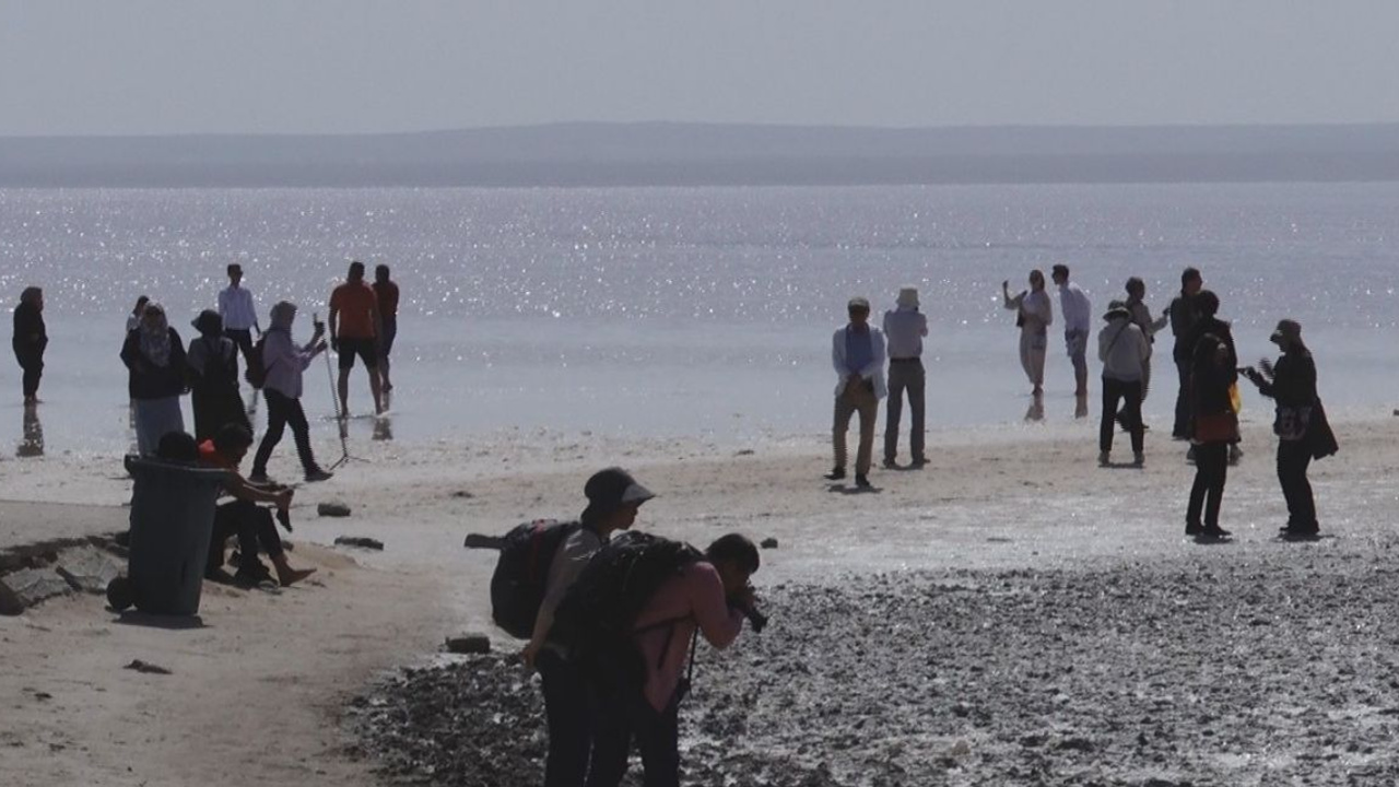 Tuz gölü pembeleşmeye başladı