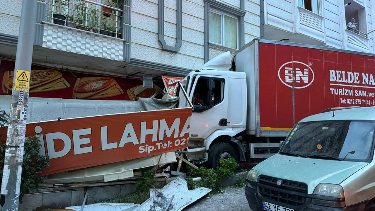 11 araca çarptı, iş yerine girdi