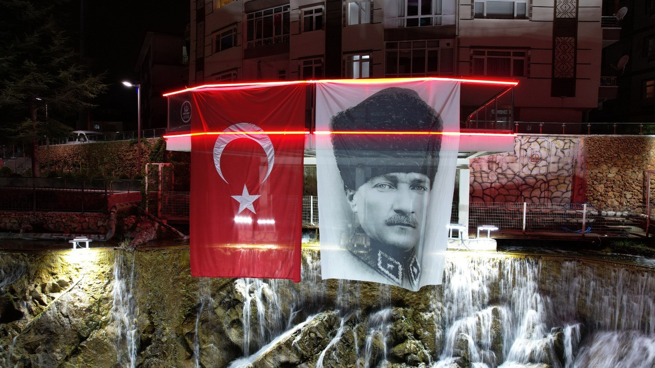 Başkent, Kırmızı Beyaz'a büründü