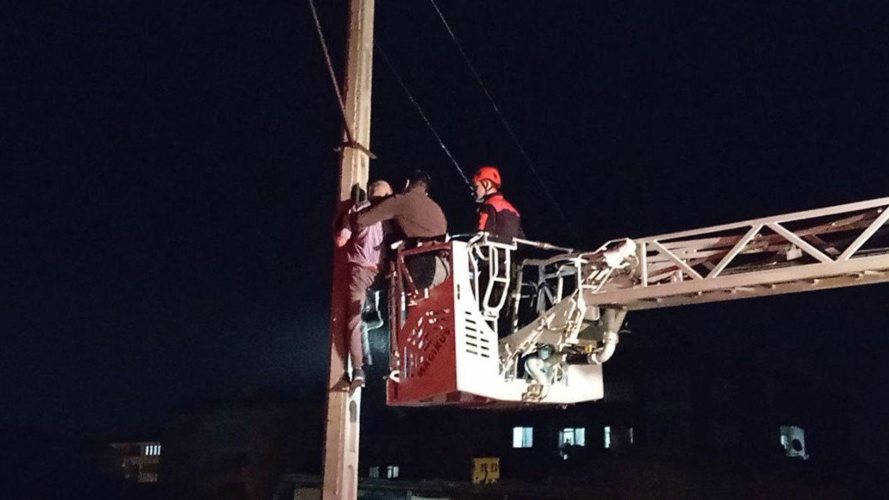 Çorum'da intihar etmek için aydınlatma direğine çıkan kişiyi polis ekibi kurtardı