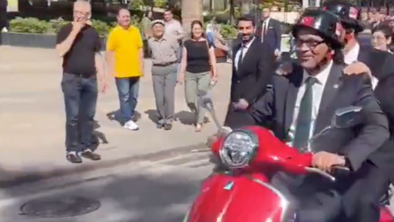 Özgür Özel sözünü tuttu: Motosikletle sokakta turladı!