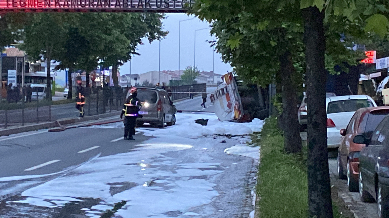 Benzin yüklü tanker kaza yaptı, patlama riski var
