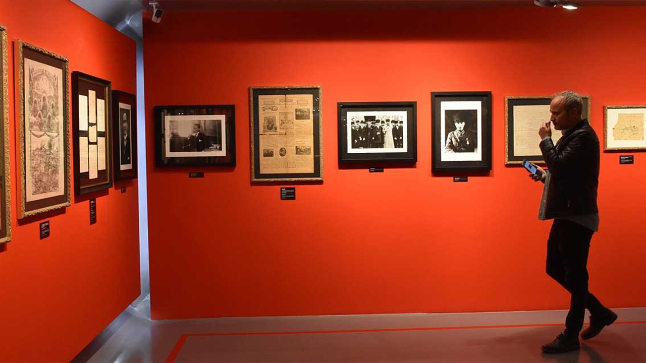 "Karanlıkta Akan Bir Yıldız: Mustafa Kemal Atatürk" sergisi açıldı