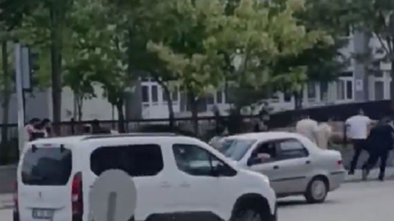 Etimesgut'ta 7 kişi birbirine girdi: Bir kişi kavganın ortasında scooterla olay yerinden uzaklaştı