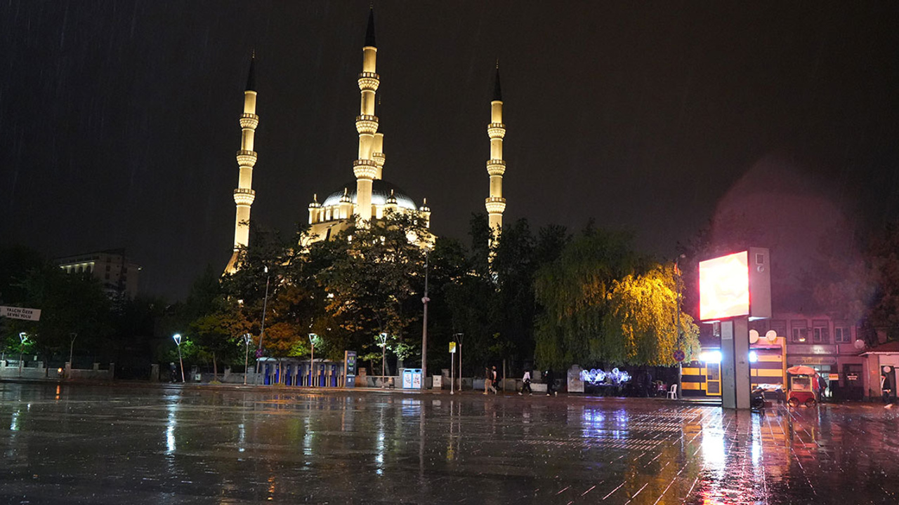 Kırıkkale sağanak yağışa teslim oldu: Tarım arazilerine can suyu...