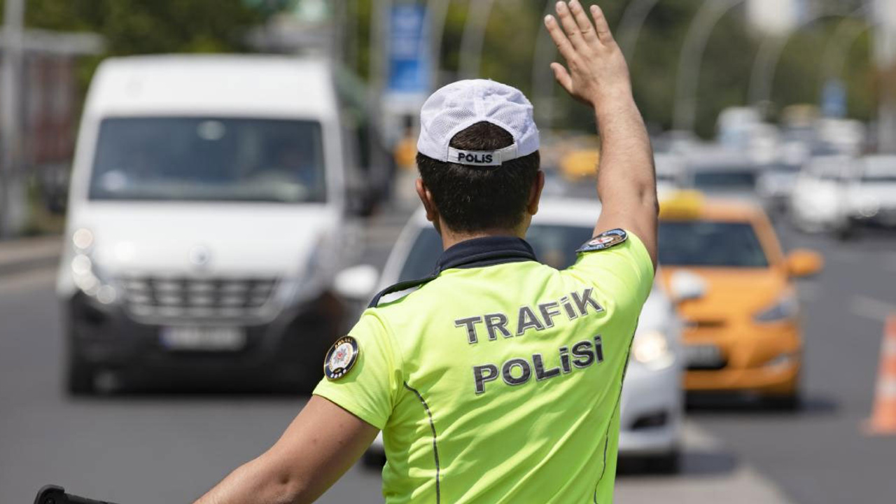 Çankaya'da ceza yiyen motorcu polise saldırdı