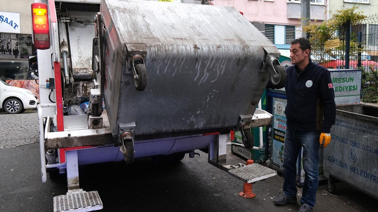 Giresun Belediye Başkanı Fuat Köse, 1 Mayıs'ta işçilerle birlikte çöp topladı