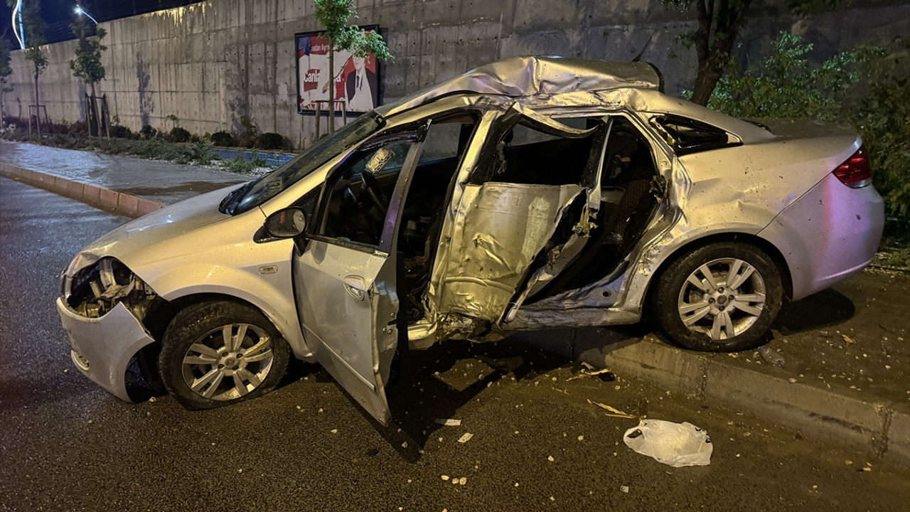 Yozgat'ta kaldırıma çıkan araç ağaç devirdi