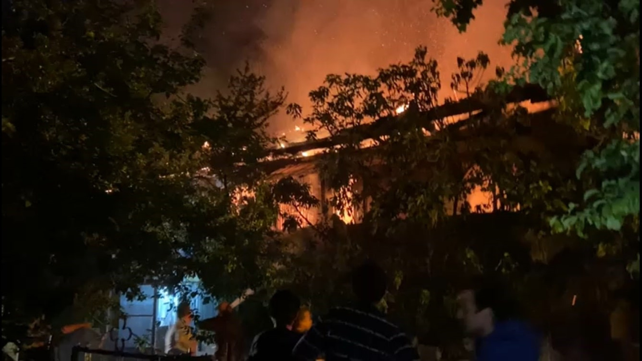 Yangın tüpü patladı, iki ahşap bina yandı