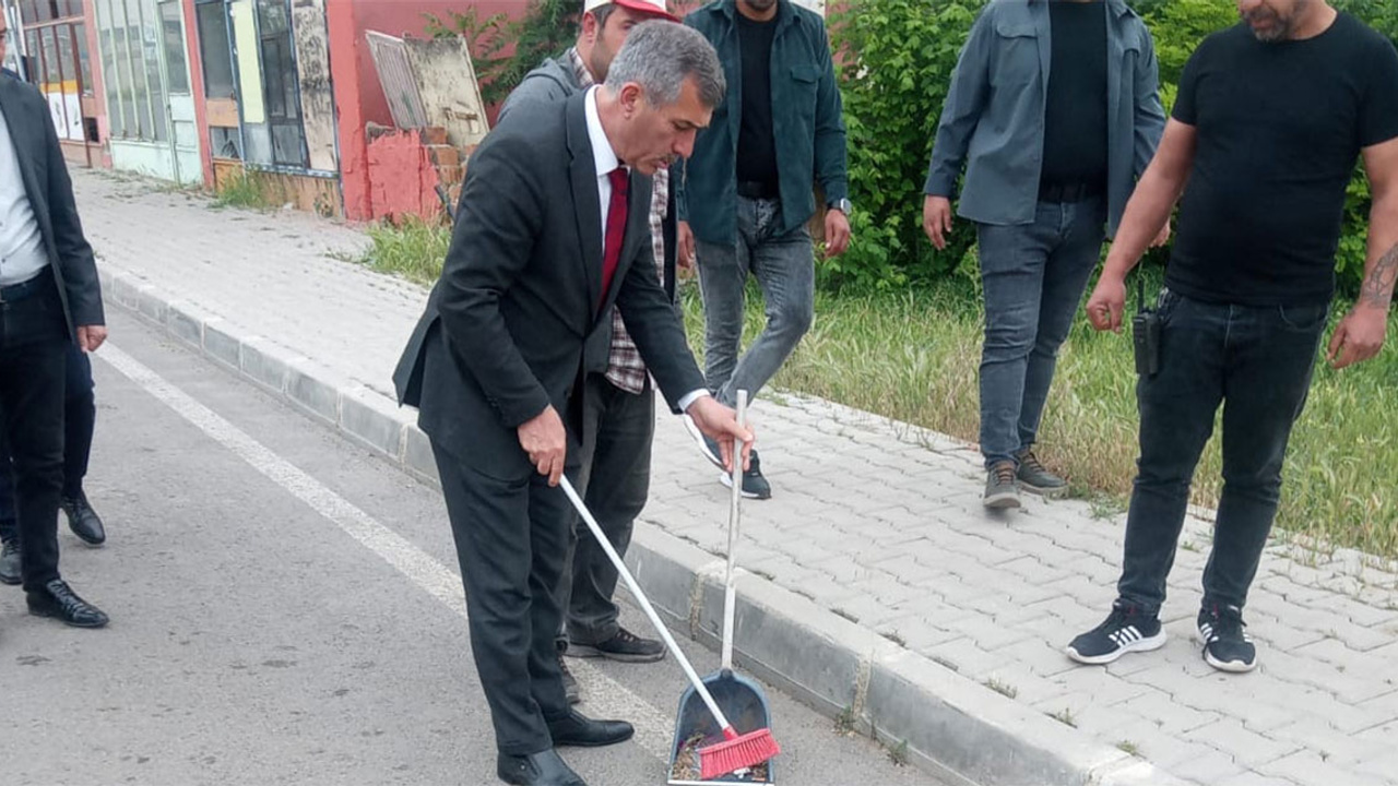 Bahşılı Belediye Başkanı elinde süpürgeyle çöp topladı
