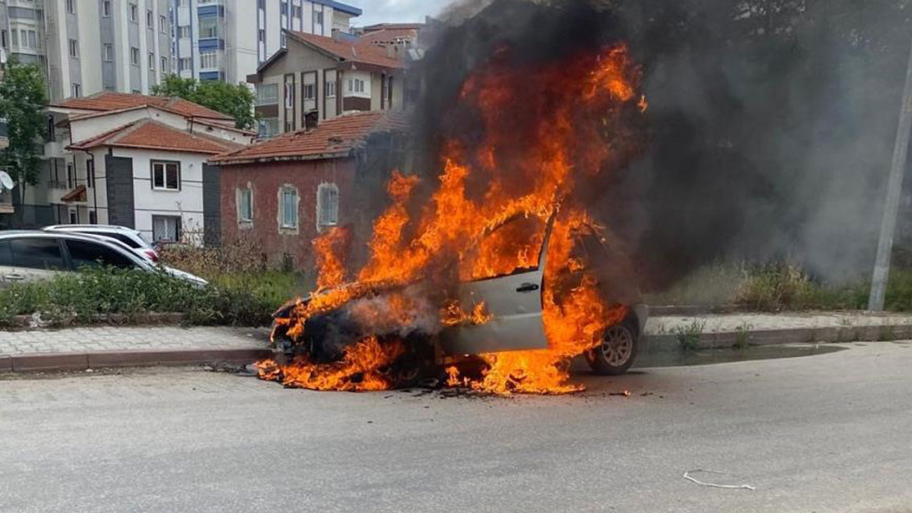 Konya'da otomobil alev alev yandı! Araçtan sürücü zor kurtuldu!