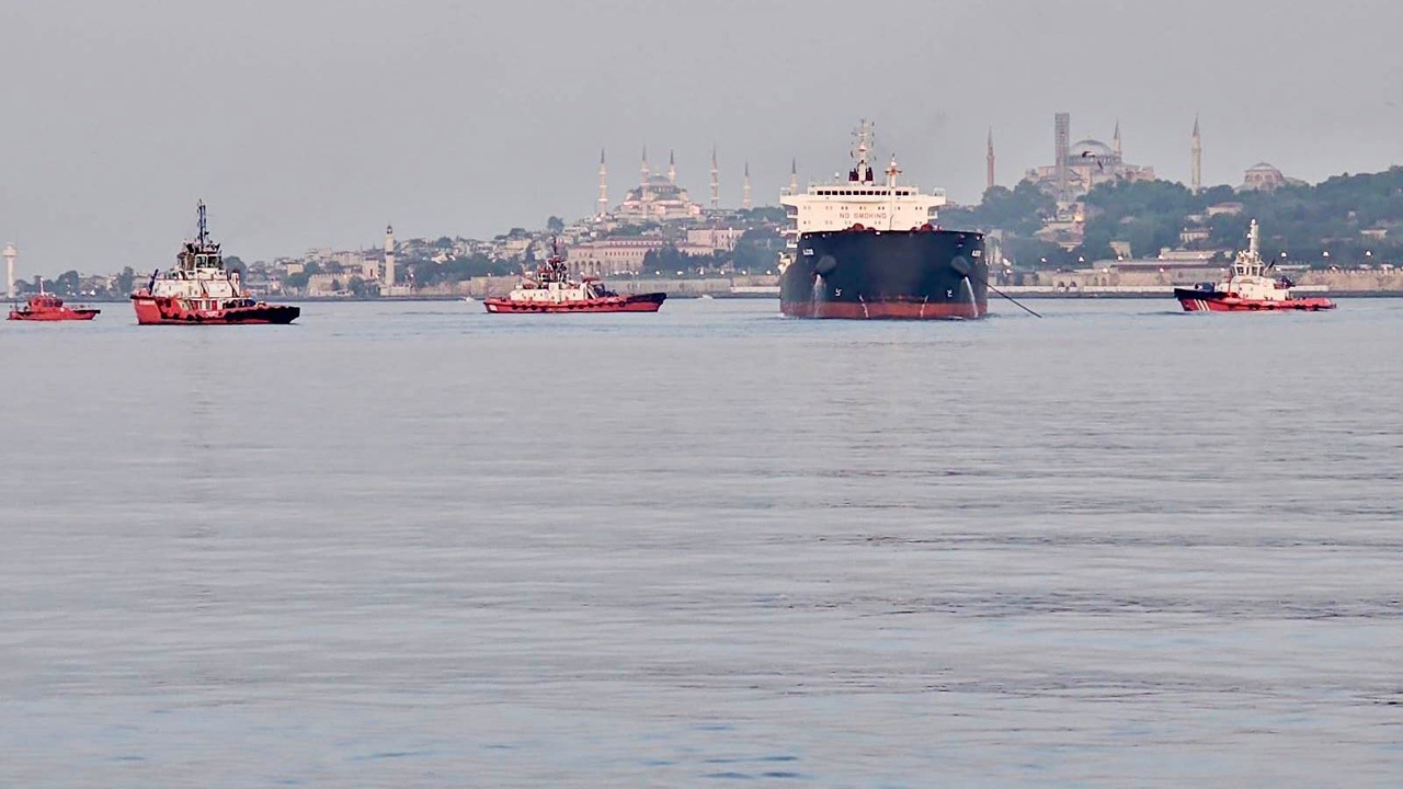 Boğaz gemi trafiğine çift yönlü kapatıldı