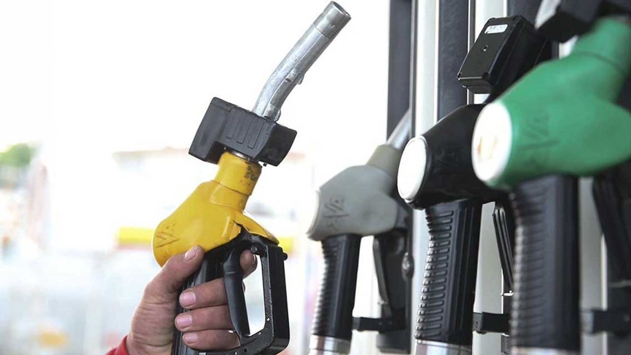 Benzin ve motorine beklenen indirim geldi!