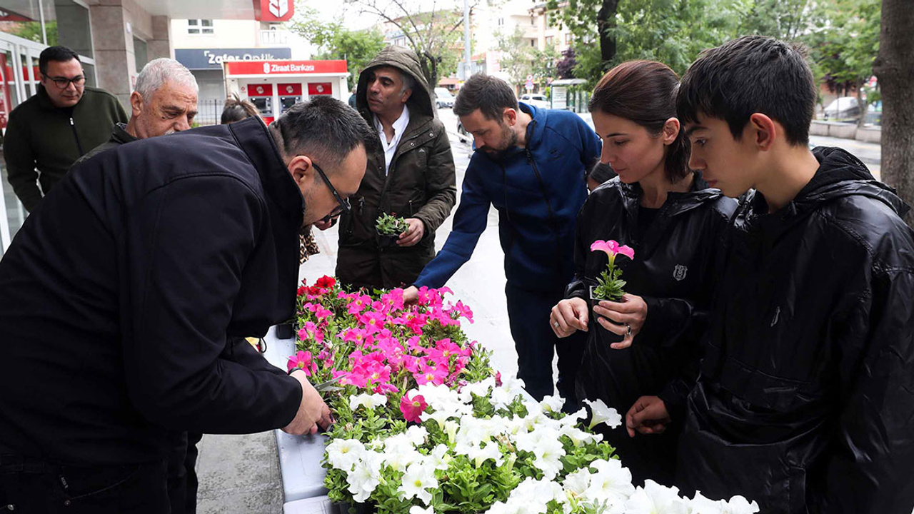 Anneler Günü'nde Yenimahalle çiçek açtı