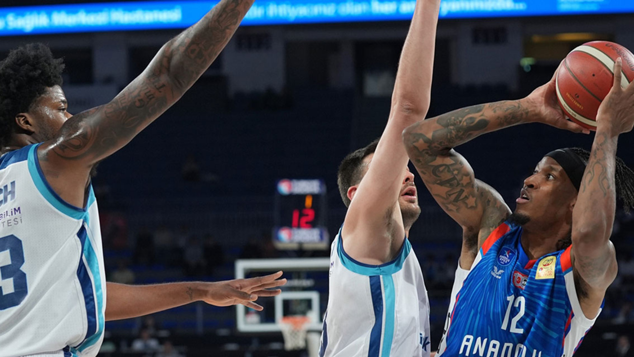 Türkiye Sigorta Basketbol Süper Ligi Play-off çeyrek finalinde Türk Telekom, ilk maçta dağıldı: Anadolu Efes 99-79 Türk Telekom