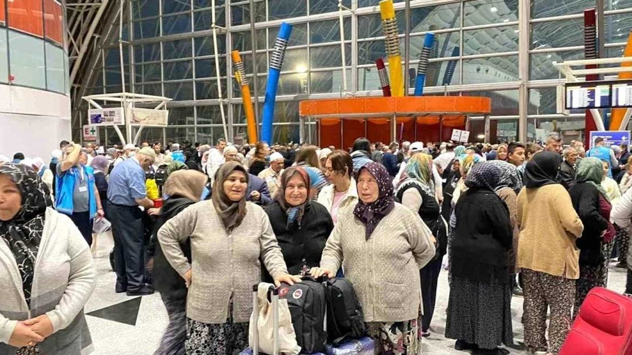 Hac kafilesi yola çıktı: Baba-Oğul kutsal topraklara...