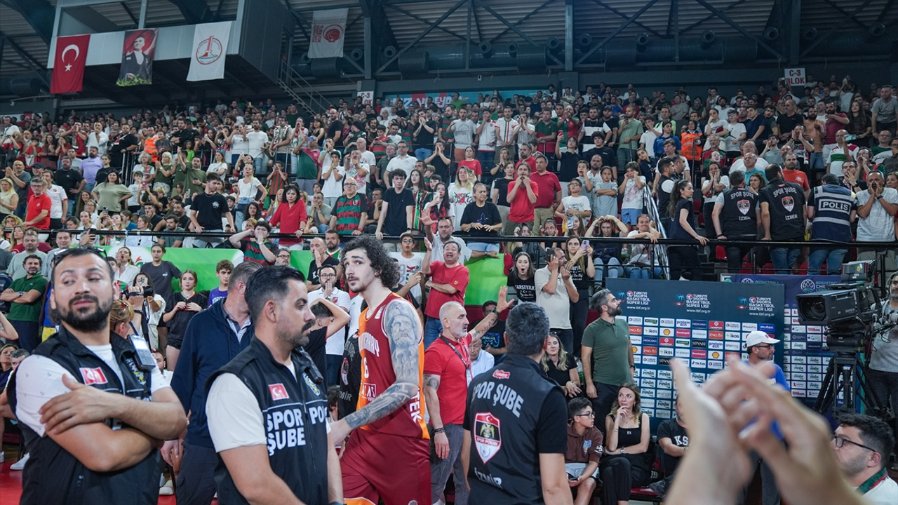 Karşıyaka-Galatasaray maçında salon karıştı