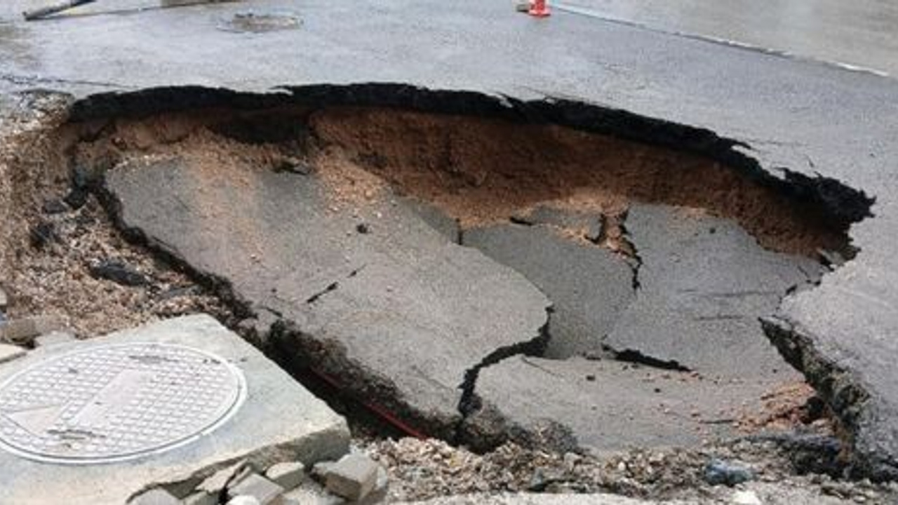 Ankara'da asfalt yol çöktü