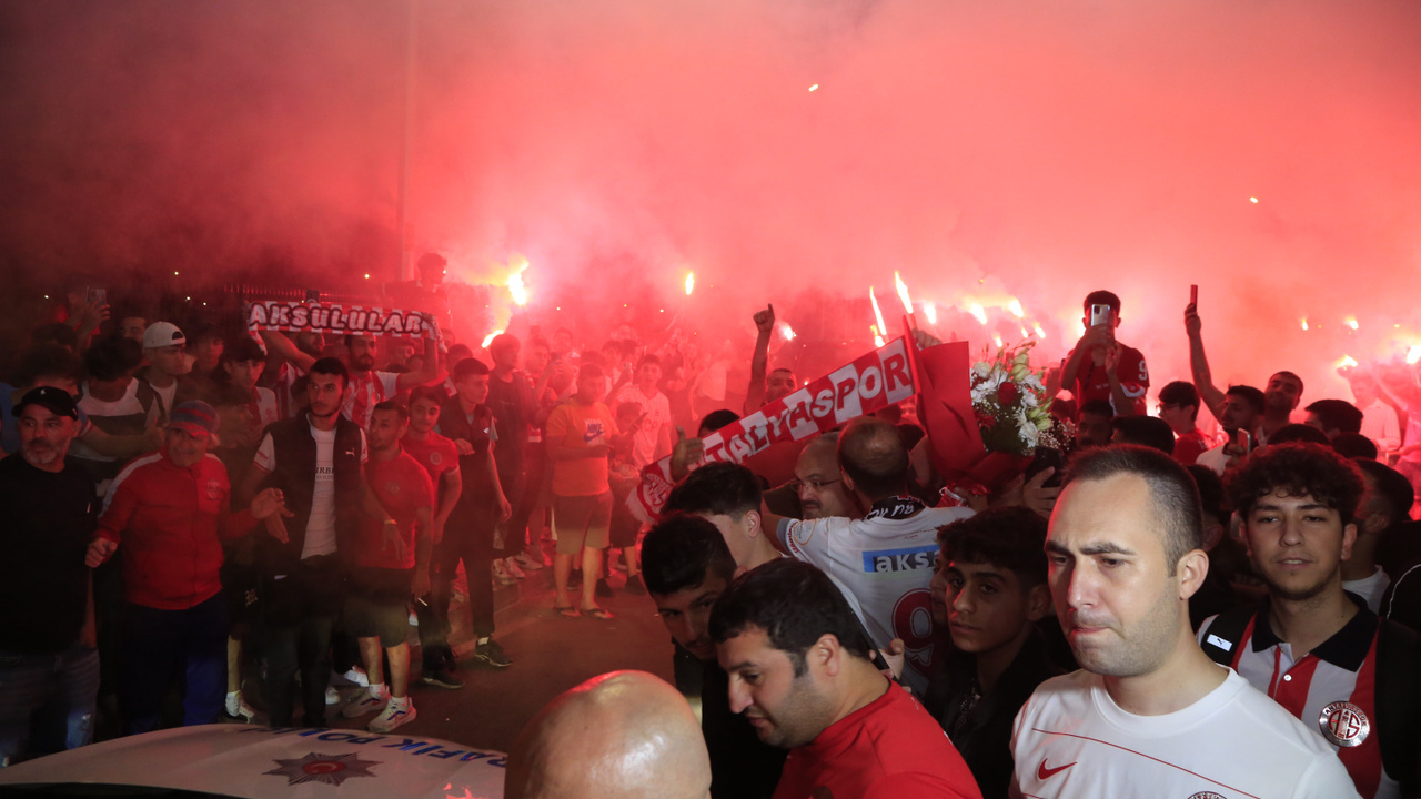 Alex, Antalya'da coşkuyla karşılandı