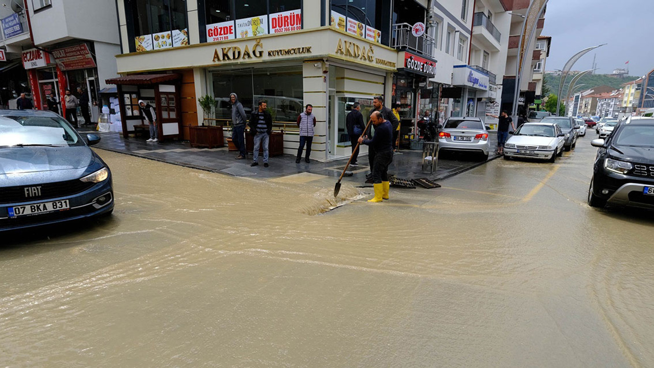 Akdağmadeni'ni sel vurdu, esnaf çileden çıktı