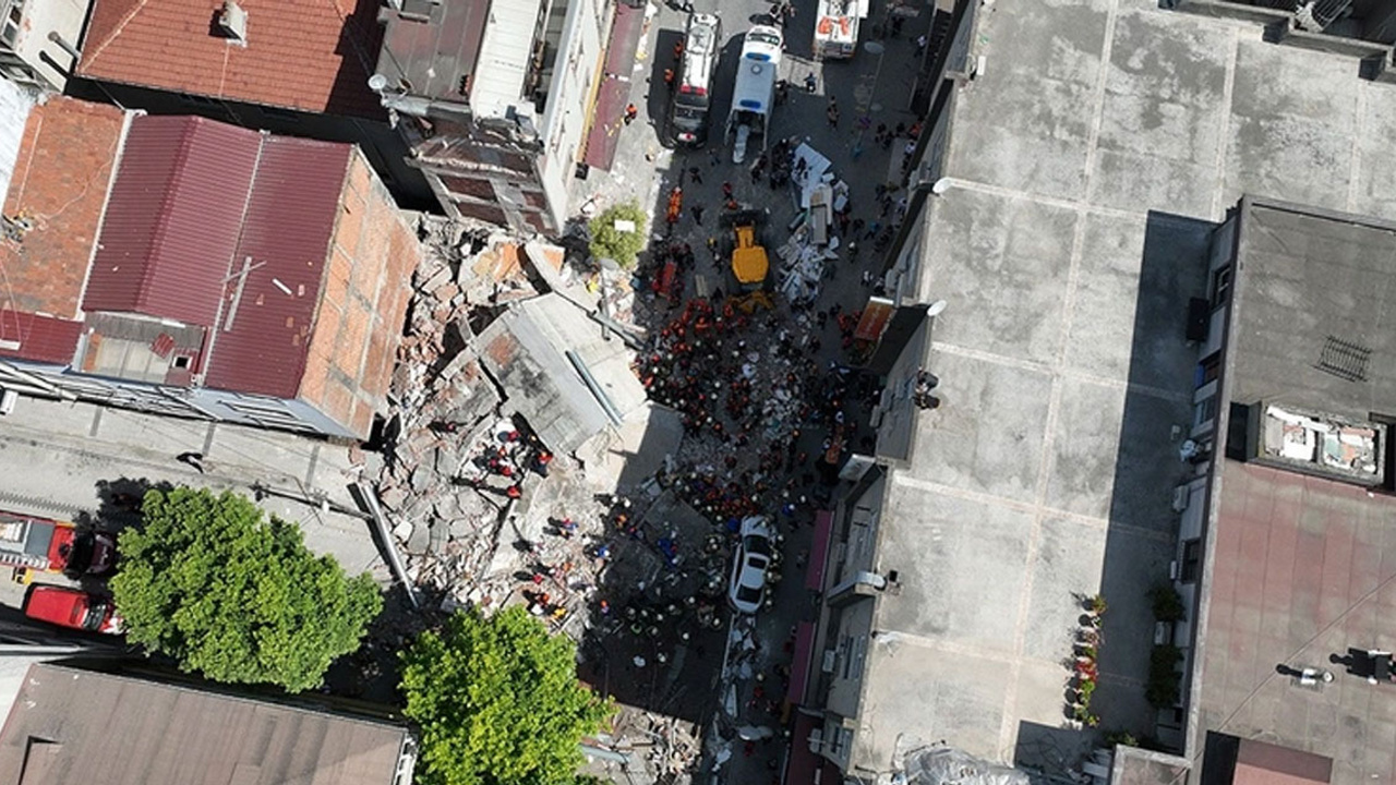 İstanbul'da çöken binada 2 gözaltı!