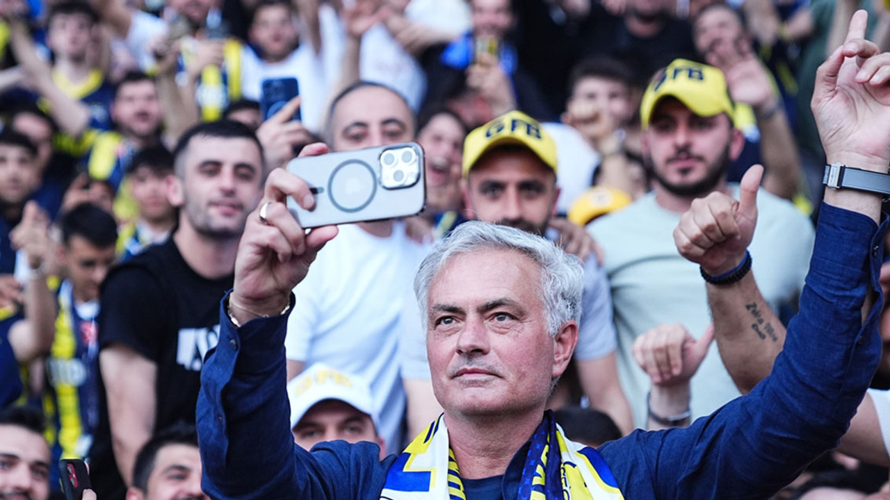 Fenerbahçe'nin yeni Teknik Direktörü Jose Mourinho imza töreni için Fenerbahçe taraftarının huzurunda