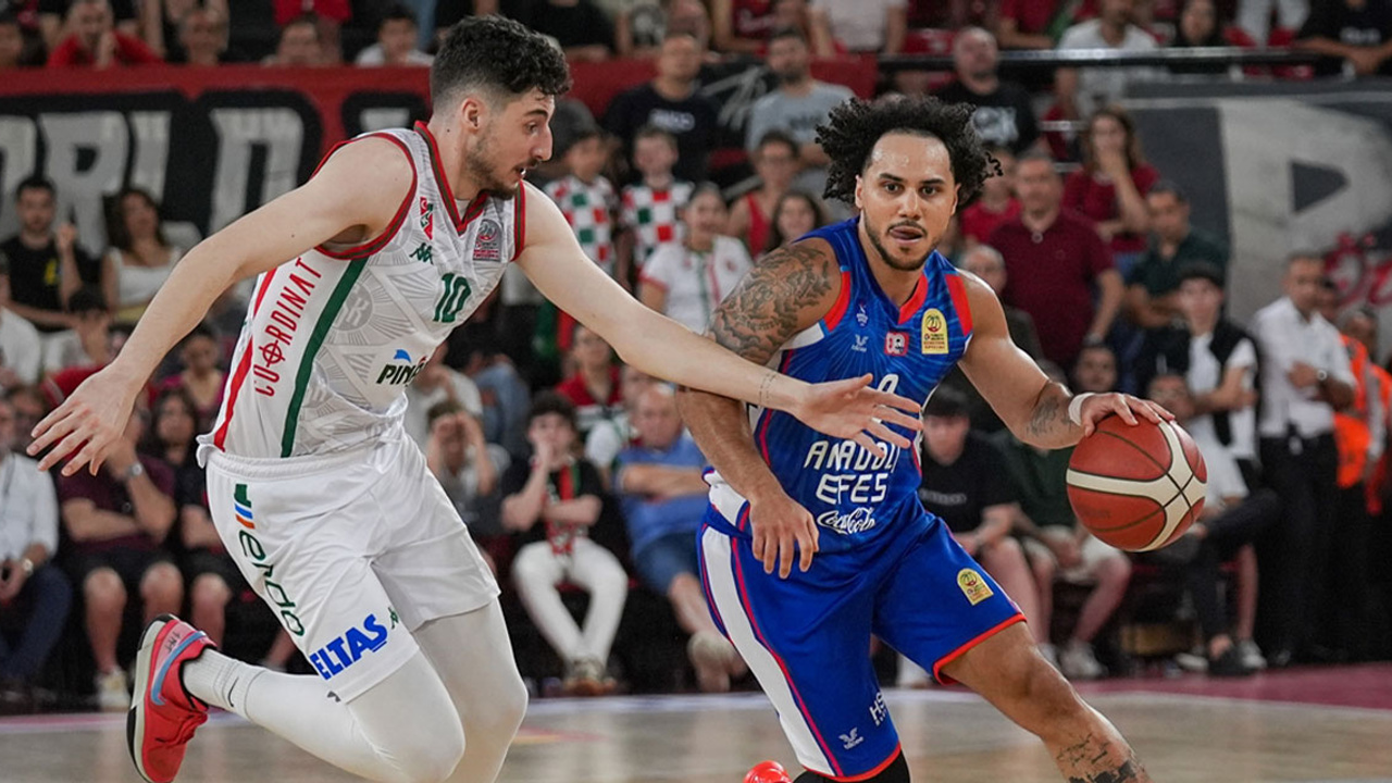 Anadolu Efes, Pınar Karşıyaka'yı deplasmanda da yenerek 3-0 ile finale yükseldi