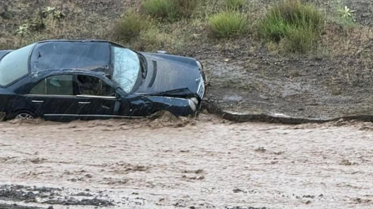 Sel Polatlı'da Mercedesi tarlaya sürükledi