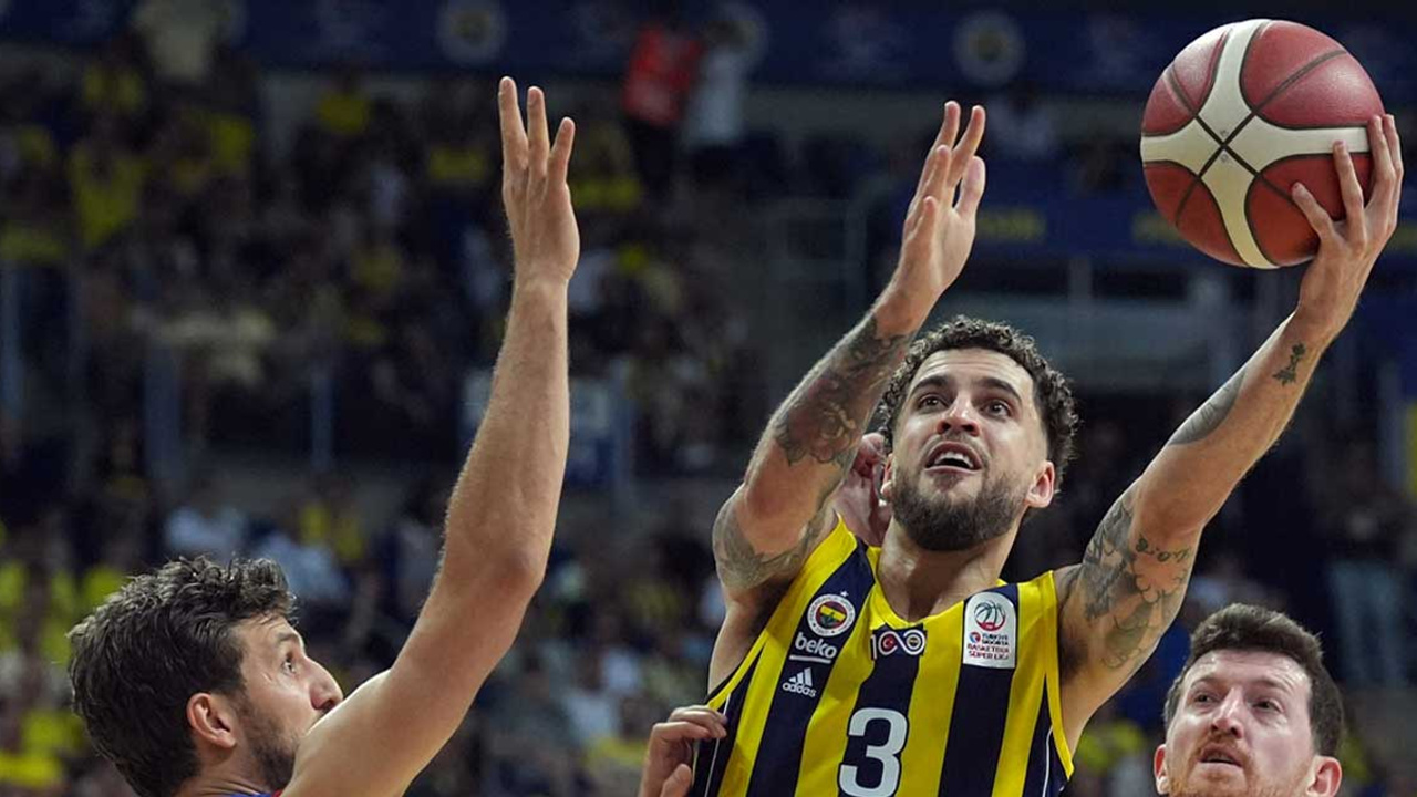 Anadolu Efes, son saniyede kazandı: Fenerbahçe'nin şampiyonluk ertelendi