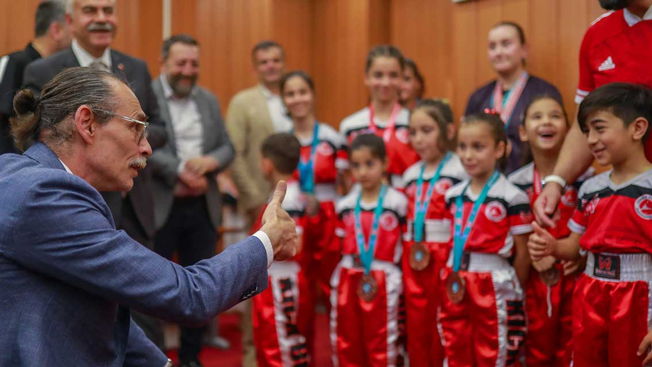 Erdal Beşikçioğlu 'kickboksçular' ile bir araya geldi!