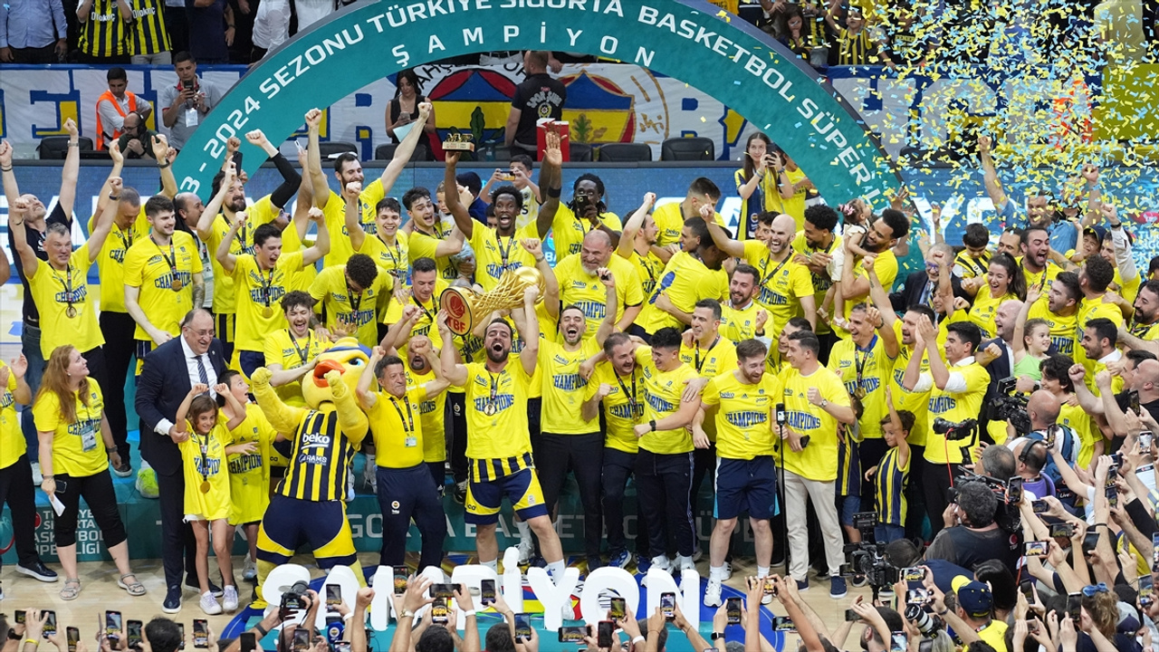 Fenerbahçe Beko şampiyonluğu kutluyor