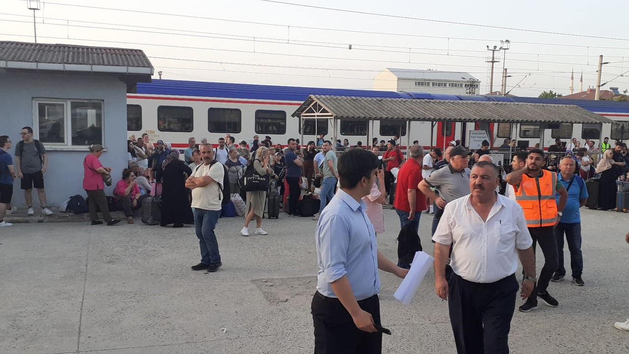 Tren durdu, yolculuk otobüsle devam etti