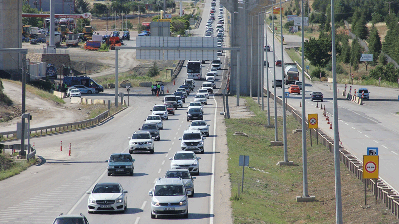 Kırıkkale'de bayram öncesi trafik yoğunluğu sürüyor