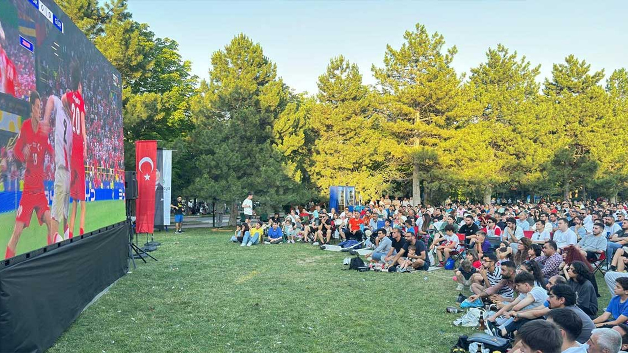 ABB'den dev ekranda maç gösterimi devam ediyor: Voleybol ve milli maç izlenecek...