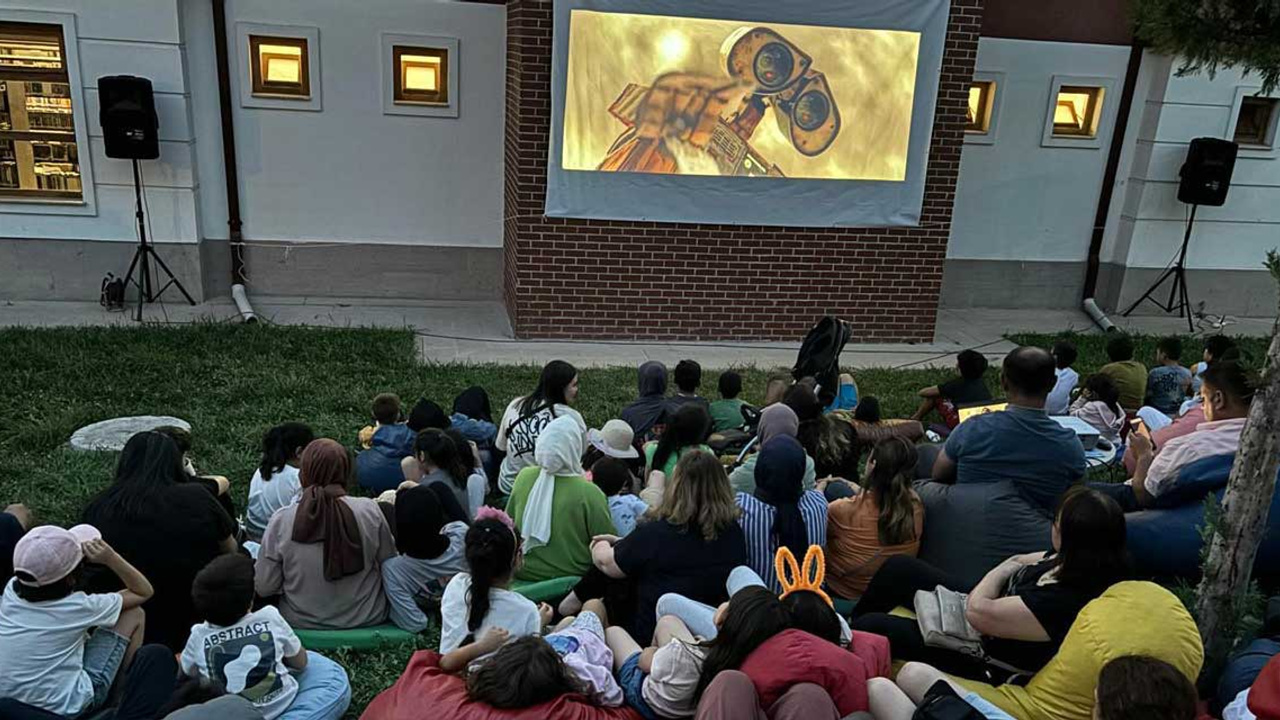 Altındağ Belediyesi'nden gençlere açık hava sinema şöleni!