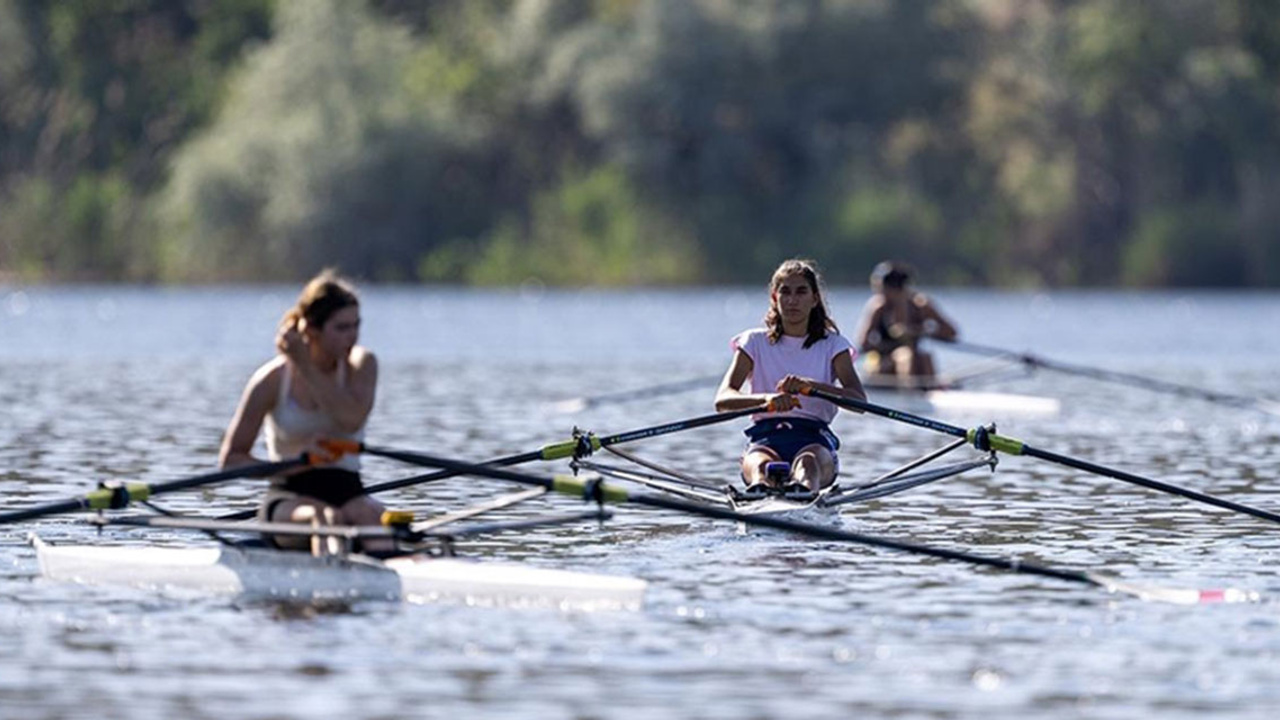 Eski milli sporcu Eymir Gölü'nde yüzlerce kişiyi kürek sporuyla tanıştırdı