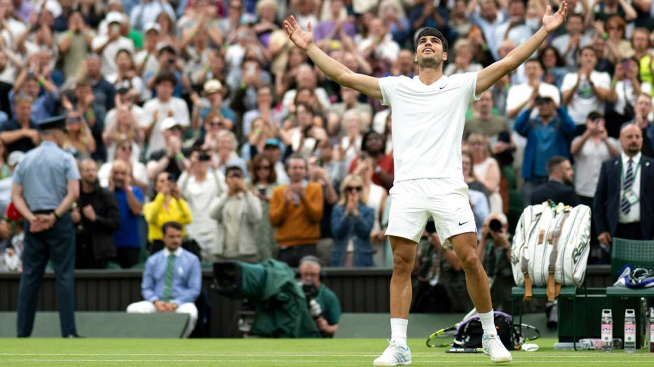 Wimbledon tenis turnuvasında favoriler dördüncü tura yükseldi: Carlos Alcaraz, Tiafoe karşısında çok zorlandı