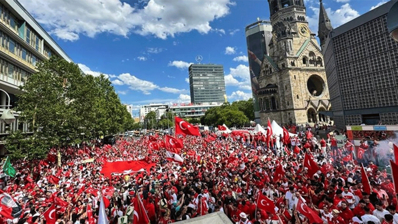 Türkiye-Hollanda maçı öncesi heyecan dorukta! Berlin sokakları renklendi!