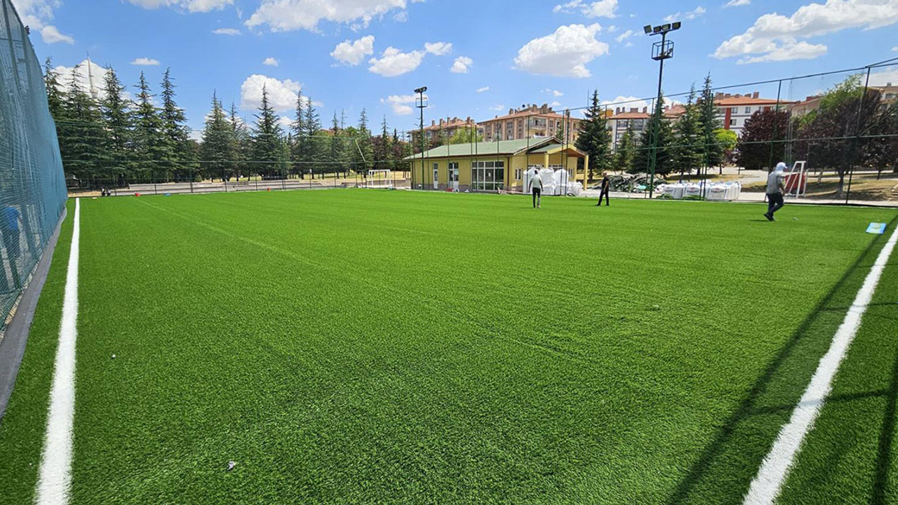 Altındağ’da halı sahalar yenileniyor