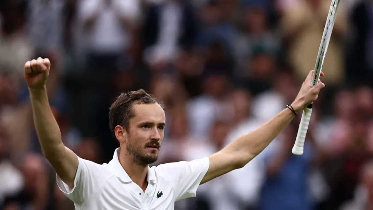 Wimbledon'da erkeklerde ilk yarı finalistler belli oldu: Dünya 1 numarası Jannik Sinner elendi Medvedev ve Alcaraz yarı finalist