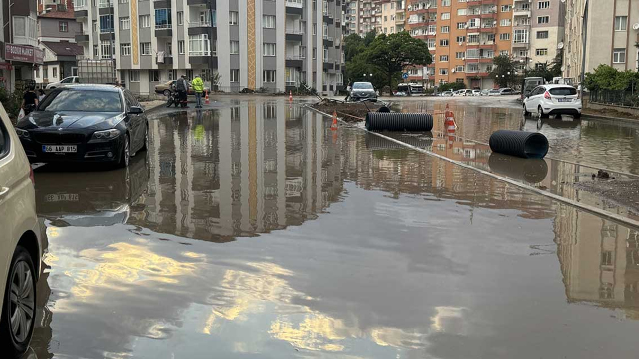 Yozgat'ta sağanak yağış hayatı olumsuz etkiledi: Cadde ve sokaklarda sel meydana geldi