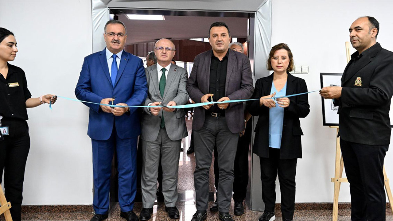 Altındağ Belediyesinde "Tarihi Gece: 15 Temmuz Basın Fotoğrafları Sergisi" açıldı