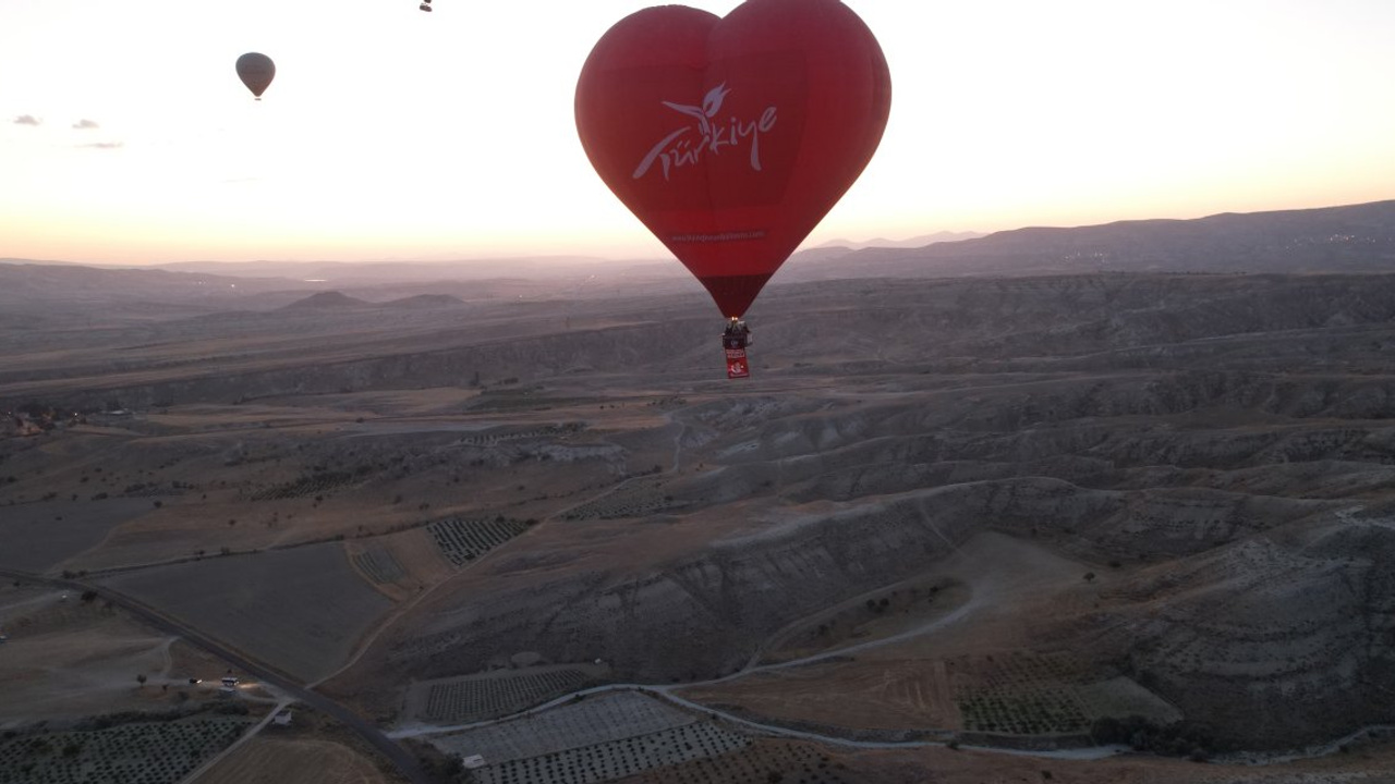 Kapadokya'da balonlar Türk bayrağı ile uçtu