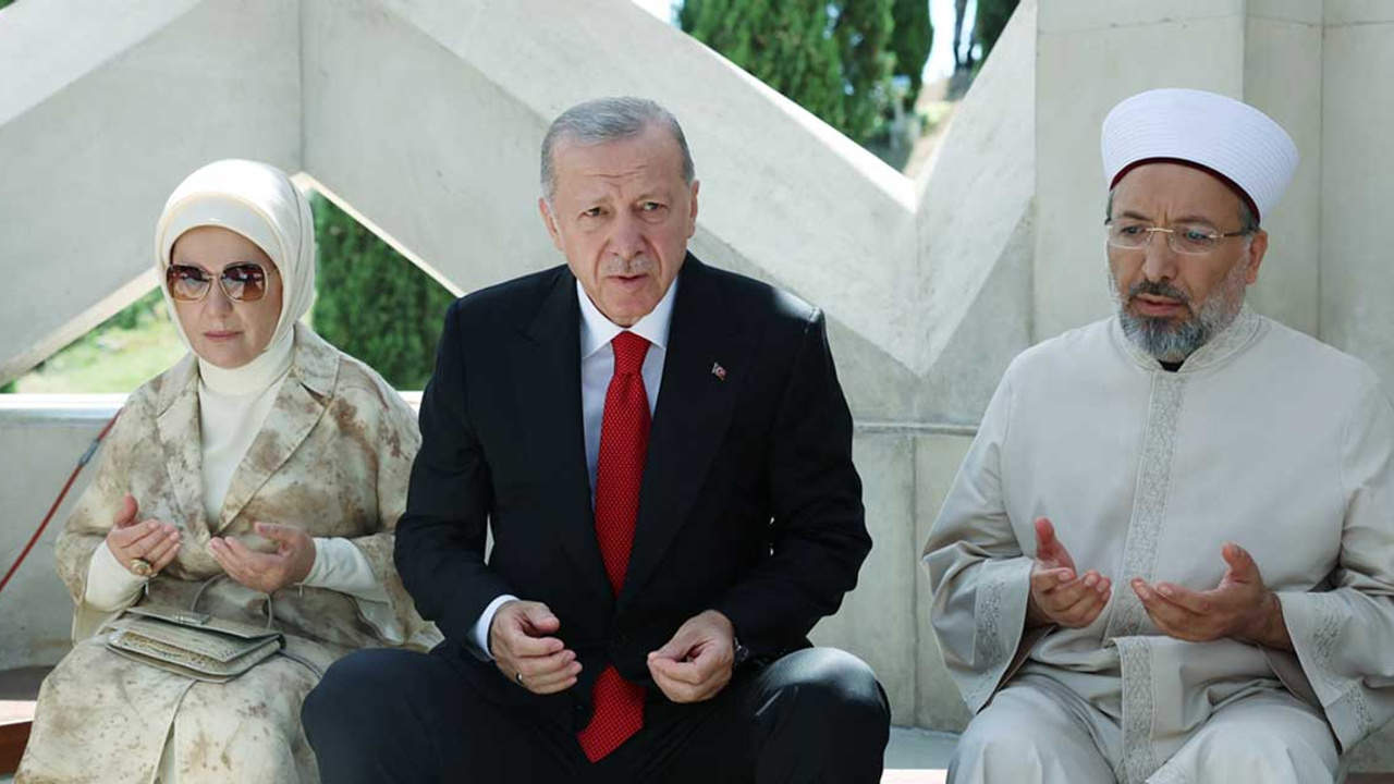 Cumhurbaşkanı Erdoğan 15 Temmuz Şehitler Makamı'nda: Erdoğan'dan Kur'an tilaveti!