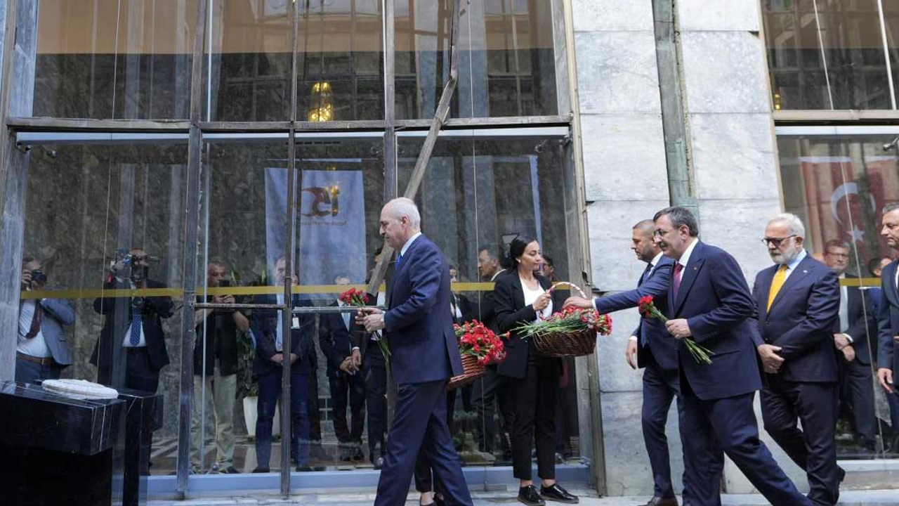 Numan Kurtulmuş ve Cevdet Yılmaz, 15 Temmuz'da bombalanan alana karanfil bıraktı
